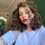 Аватарка канала еврейка у микрофона