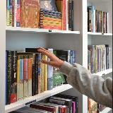 Аватарка канала что-то на книжном || sphbooks